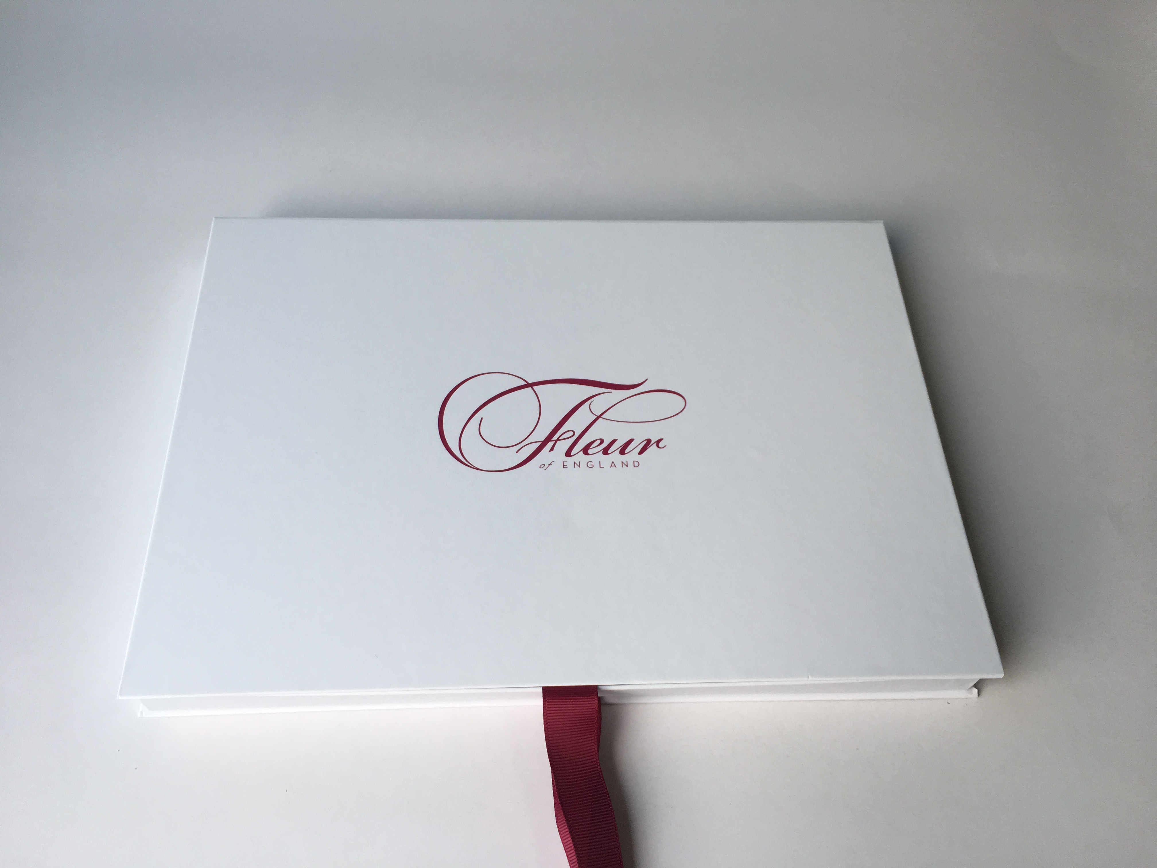 Custom Logo Printed Cardboard Rigid Paper Packaging Packing Box with Ribbon